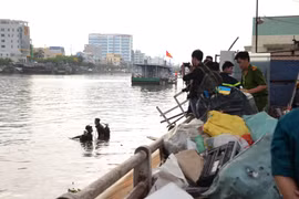 Nhiều giờ lặn tìm thi thể cô gái mất tích dưới kênh Tẻ