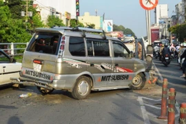 Ô tô húc nhiều xe máy, đâm vào thành cầu trên phố