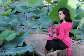 Thiếu nữ duyên dáng cùng hoa sen