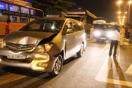 5 ô tô tông nhau liên hoàn, quốc lộ 1A kẹt cứng 2 giờ