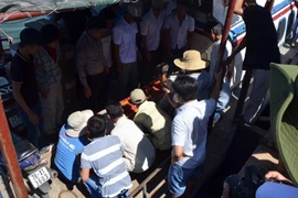 Thi thể ngư dân trên tàu cá bị tàu lạ đâm chìm, được đưa về Lý Sơn 