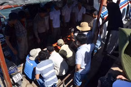 Thi thể ngư dân trên tàu cá bị tàu lạ đâm chìm, được đưa về Lý Sơn 