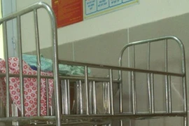 Đưa trẻ sơ sinh đi tắm, nữ điều dưỡng làm rơi 5 cháu xuống đất