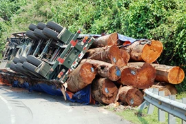 Liên tiếp lật xe chở gỗ quá tải trên QL 14