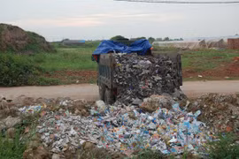 Phát hiện 2 đối tượng đổ trộm chất thải