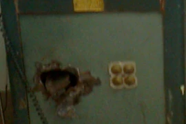 Trộm đục két sắt, hàng xóm tưởng... sửa chữa nhà