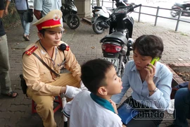  Người mẹ khóc nghẹn khi tìm được con trai 8 tuổi bị lạc