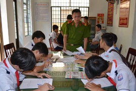 Hít "keo chó" - Kinh hoàng trò tìm “ảo giác” chết người trong giới học sinh