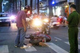 Đi bộ đúng vạch, du khách "Tây" vẫn bị tông xe máy liên hoàn