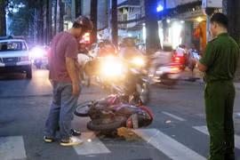 Đi bộ đúng vạch, du khách "Tây" vẫn bị tông xe máy liên hoàn