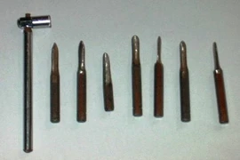 Hai thanh niên đang rình trộm cắp xe máy thì bị bắt