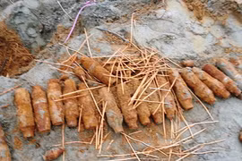 Đào móng xây hàng rào phát hiện 24 quả đạn pháo