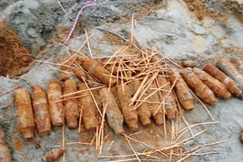 Đào móng xây hàng rào phát hiện 24 quả đạn pháo