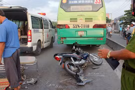 Chết vì tự tông vào đuôi xe buýt trong làn đường ô tô