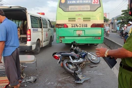 Chết vì tự tông vào đuôi xe buýt trong làn đường ô tô