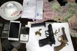 Triệt phá sới bạc bắt 27 con bạc, thu 2 súng