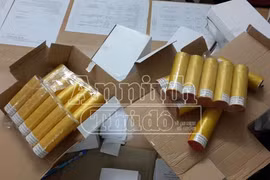 Bắt giữ hơn 2.000 quả pháo hoa kích điện đi “xe ôm”