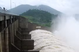 Nước các sông dâng nhanh, lũ cuốn trôi 2 người