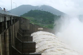 Nước các sông dâng nhanh, lũ cuốn trôi 2 người