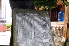 Bia đá bất ngờ đổ đè chết cháu bé