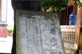 Bia đá bất ngờ đổ đè chết cháu bé