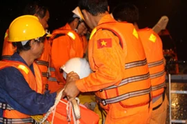 Cứu 9 thuyền viên trôi dạt trên biển