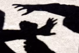 Dã man chồng dùng xà beng đánh chết vợ