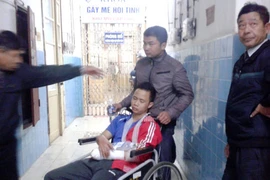 Pháo hoa que bát nổ, một thanh niên bị dập nát bàn tay