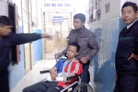 Pháo hoa que bát nổ, một thanh niên bị dập nát bàn tay