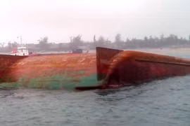 Đã tìm thấy thi thể nạn nhân vụ chìm sà lan chở đá trên biển