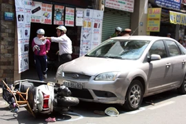 Hai ô tô tông hai xe máy, ba người bị thương