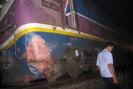 Đứng gọi điện thoại trên đường sắt bị tàu đâm chết thảm