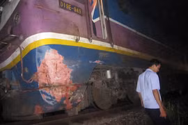 Đứng gọi điện thoại trên đường sắt bị tàu đâm chết thảm