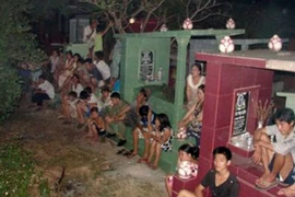 Ngã gãy cổ chết vì leo lên nóc nhà mồ để ngủ 