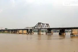 Truy tìm danh tính cô gái nhảy cầu Long Biên