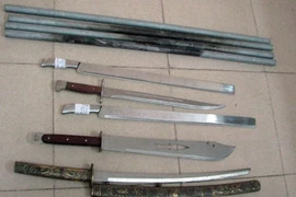 Nhóm côn đồ xích công nhân vào chuồng chó để tra tấn