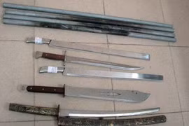 Nhóm côn đồ xích công nhân vào chuồng chó để tra tấn