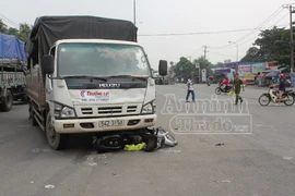 Nam sinh viện bị xe tải kéo lê gần 20m, thoát chết ngoạn mục