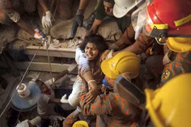 Một phụ nữ Bangladesh sinh con khi mắc kẹt tòa nhà sập