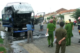 Dừng đỗ bên lề đường, xe ô tô tải tự nhiên bốc cháy