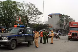 Vượt xe buýt, đôi nam nữ đụng phải xe đầu kéo, tử nạn thương tâm