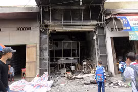 Cứu thoát 3 người trong một gia đình bị lửa thiêu rụi lúc nửa đêm