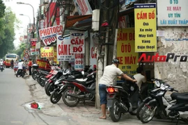 Làm giả giấy tờ, lừa đảo chiếm đoạt ôtô