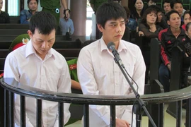 Hai kẻ buôn bán ma túy ra hầu tòa