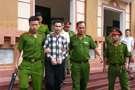 Mâu thuẫn trong cuộc nhậu, mang súng bắn người ở quán bar