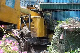 Xe cần cẩu mất lái đâm vào nhà dân