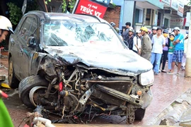 Xe ôtô húc sập quầy photocopy