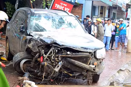 Xe ôtô húc sập quầy photocopy