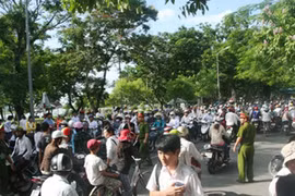 Bất ngờ cầm dao cắt cổ 2 phụ huynh ở cổng trường học