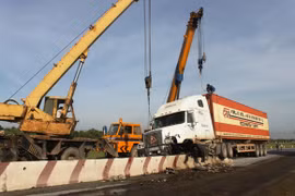 Tránh xe máy, leo lươn xe container nát gầm